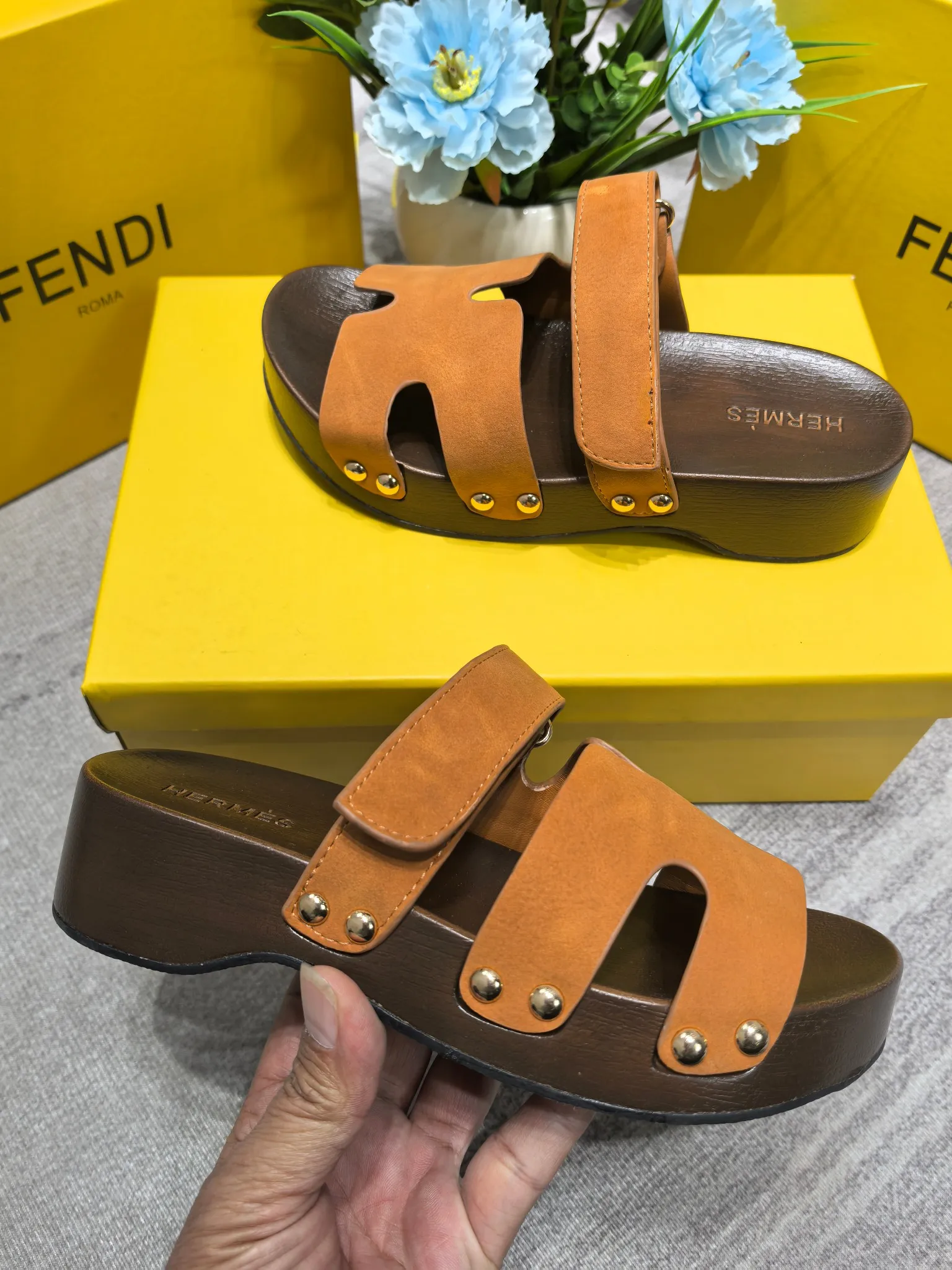 👟👟Ex-factory price 480👟👟Hermes second uncle clog slippers, original development + British retro design, classic and durable! The ultimate 1:1 body shape, imported high-end fabrics showing exquisite texture! Customized A-grade wood sole with mold opening and luxurious packaging! - Unique quality, 35-40 41 42 customized, non-refundable and non-exchangeable